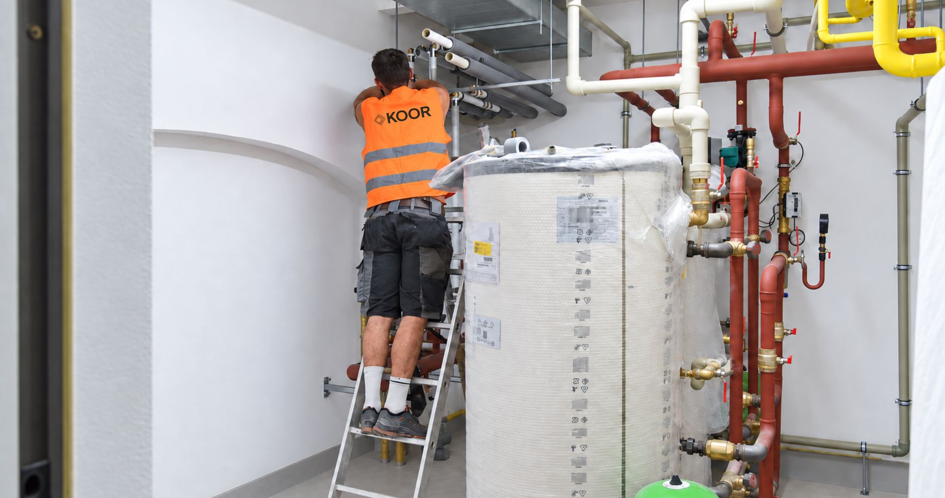 Montáž technologie nového plynového zdroje tepla v bytovém domě Podolská, realizace KOOR
