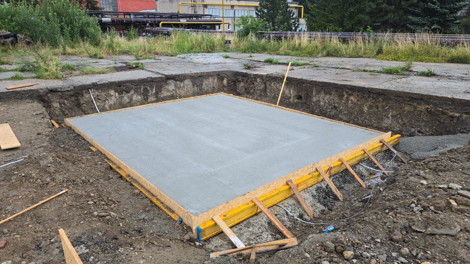 Vybetonovaná základová deska pro bateriové úložiště