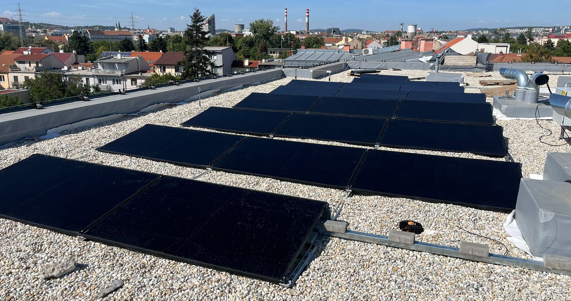 Fotovoltaické panely na střeše bytového domu Rezidence Black v Brně